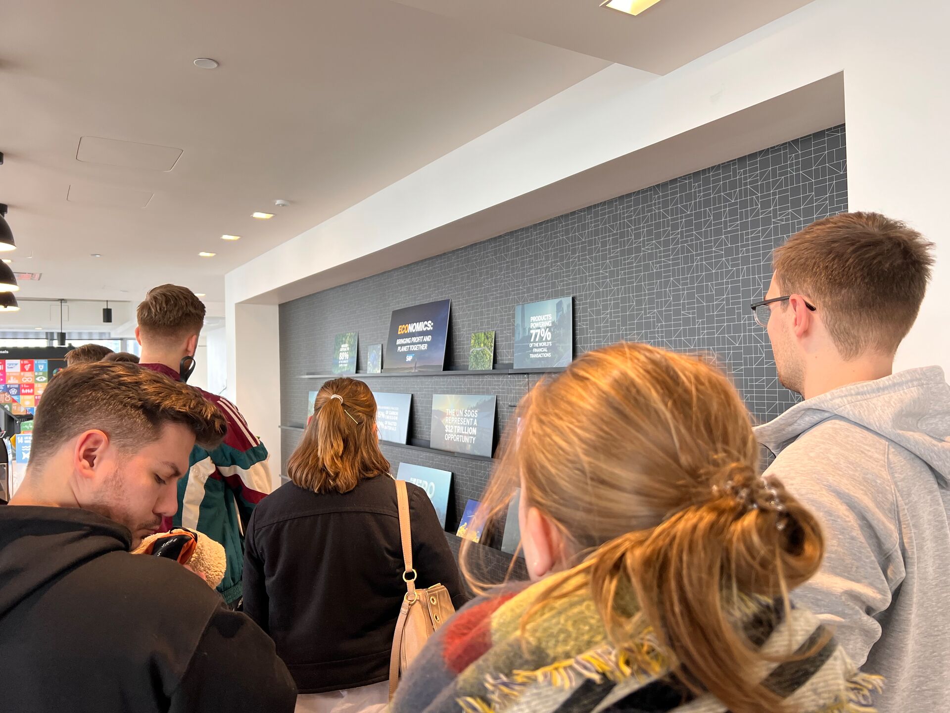Unsere Gruppe beim Besuch einer Organisation in New York – spannende Eindrücke zu aktuellen Projekten und Initiativen.