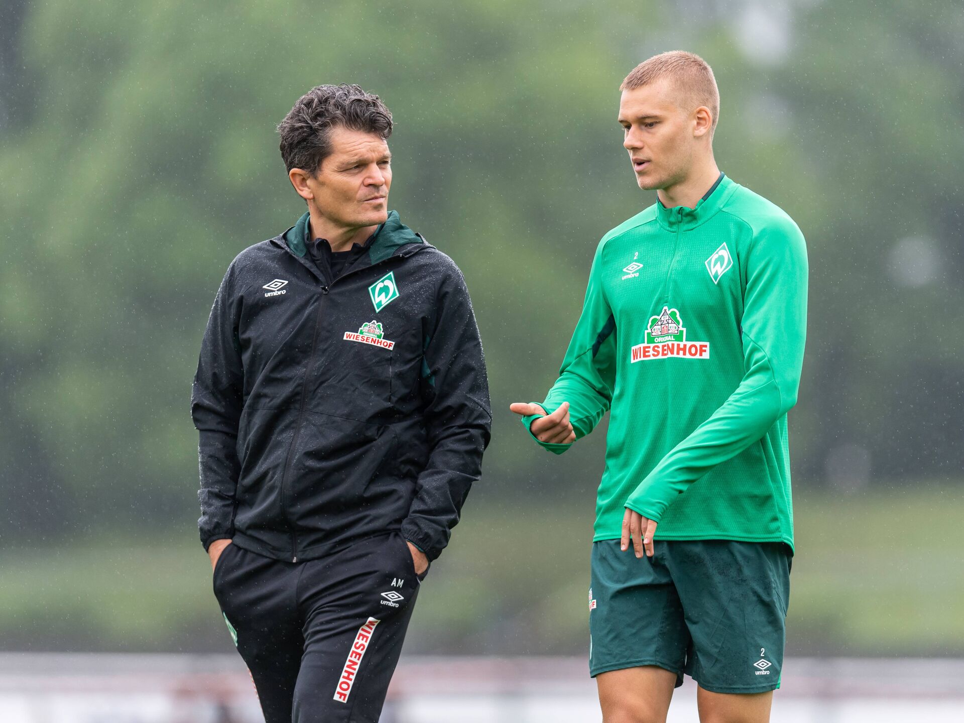 Trainer und Spieler von Werder Bremen im Gespräch während einer Trainingseinheit.