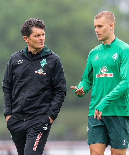 Trainer und Spieler von Werder Bremen im Gespräch während einer Trainingseinheit.