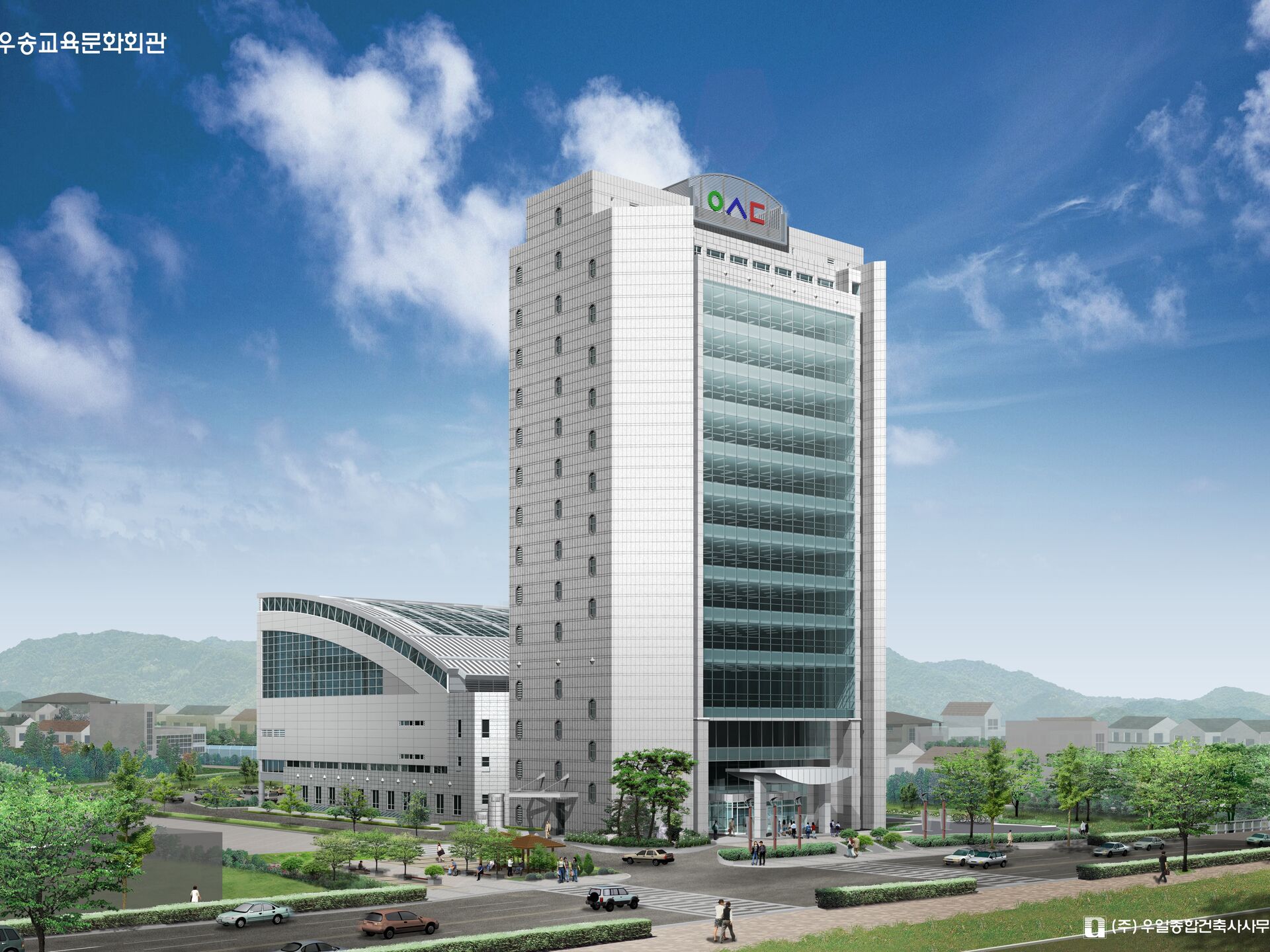 Modernes Hochhaus mit Glasfassade und angrenzendem Gebäudekomplex vor blauem Himmel.