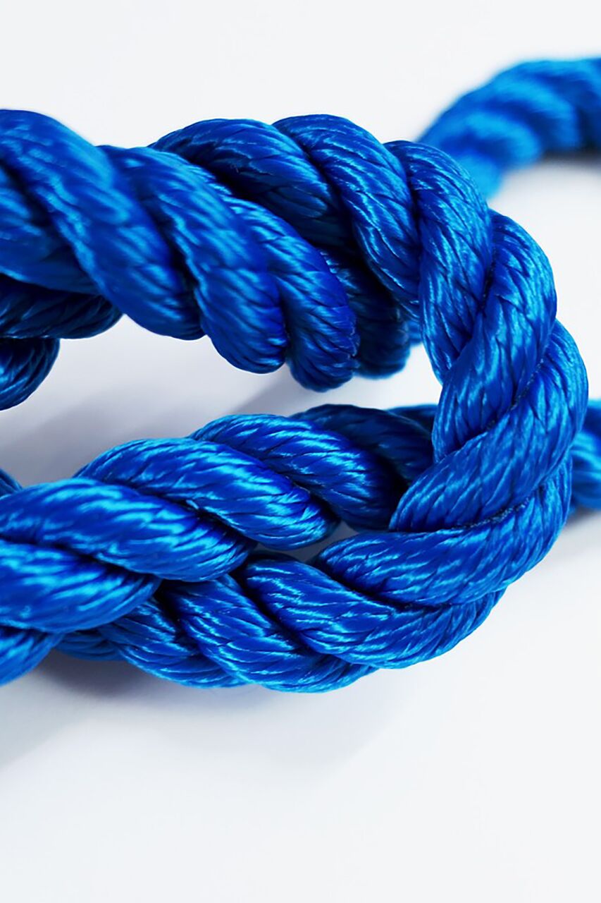 Nahaufnahme eines dicken, blau geflochtenen Seils.