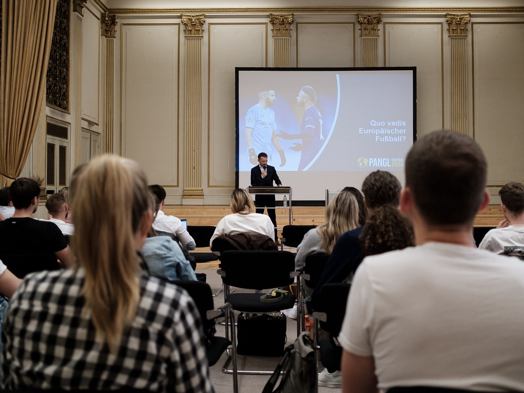 Vortrag mit Präsentation zum Thema „Quo vadis Europäischer Fußball?“ vor einem interessierten Publikum.