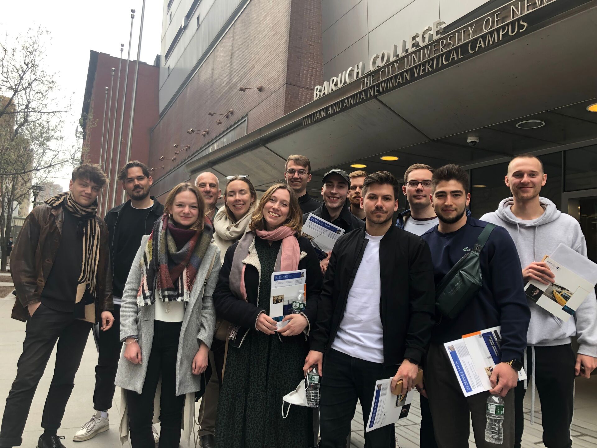 Studierendengruppe vor dem Baruch College, City University of New York, beim William and Anita Newman Vertical Campus.